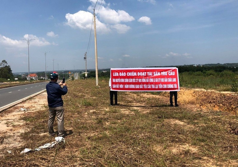 Khi đã quá thời hạn cam kết nhưng vẫn chưa được ký hợp đồng công chứng chuyển nhượng, khách hàng tìm hiểu mới tá hỏa khi biết Công ty BĐS Rồng Đất và ông Chính không phải là chủ đất mà chỉ là “dự án ma” nên đã làm đơn tố cáo đến cơ quan chức năng. Bước đầu, cơ quan công an xác định Chính đã lừa đảo chiếm đoạt gần 16,4 tỷ đồng của 42 khách hàng.