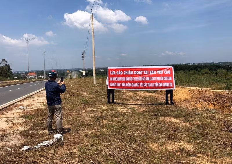 Khi đã quá thời hạn cam kết nhưng vẫn chưa được ký hợp đồng công chứng chuyển nhượng, khách hàng tìm hiểu mới tá hỏa khi biết Công ty BĐS Rồng Đất và ông Chính không phải là chủ đất mà chỉ là “dự án ma” nên đã làm đơn tố cáo đến cơ quan chức năng. Bước đầu, cơ quan công an xác định Chính đã lừa đảo chiếm đoạt gần 16,4 tỷ đồng của 42 khách hàng.