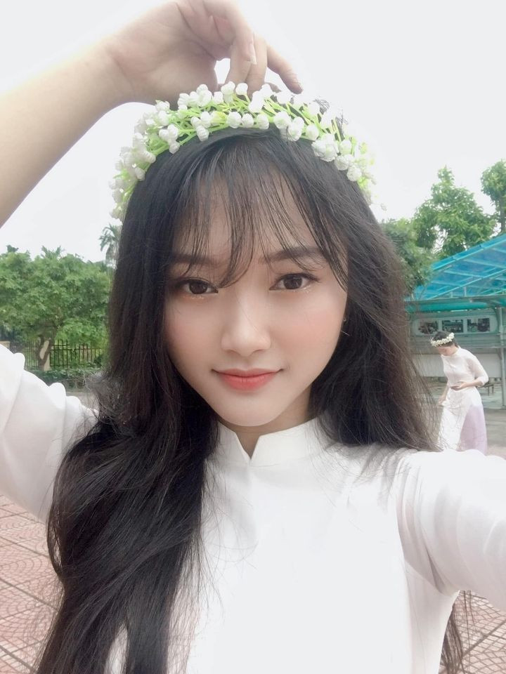 Với điểm số tuyệt đối trong tổ hợp Khoa học Xã hội, Hường dự định đăng ký nguyện vọng 1 vào Đại học Luật Hà Nội, nguyện vọng 2 vào Đại học Kiểm sát.