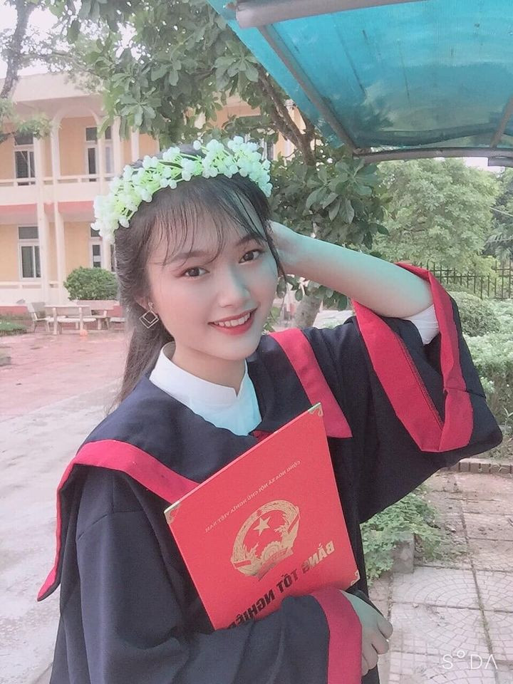 Thầy Thông cho hay: "Hường có tinh thần tự học cao. Em thể hiện năng khiếu đặc biệt với các môn khoa học xã hội. Kết quả học tập của Hường luôn duy trì mức điểm giỏi". 