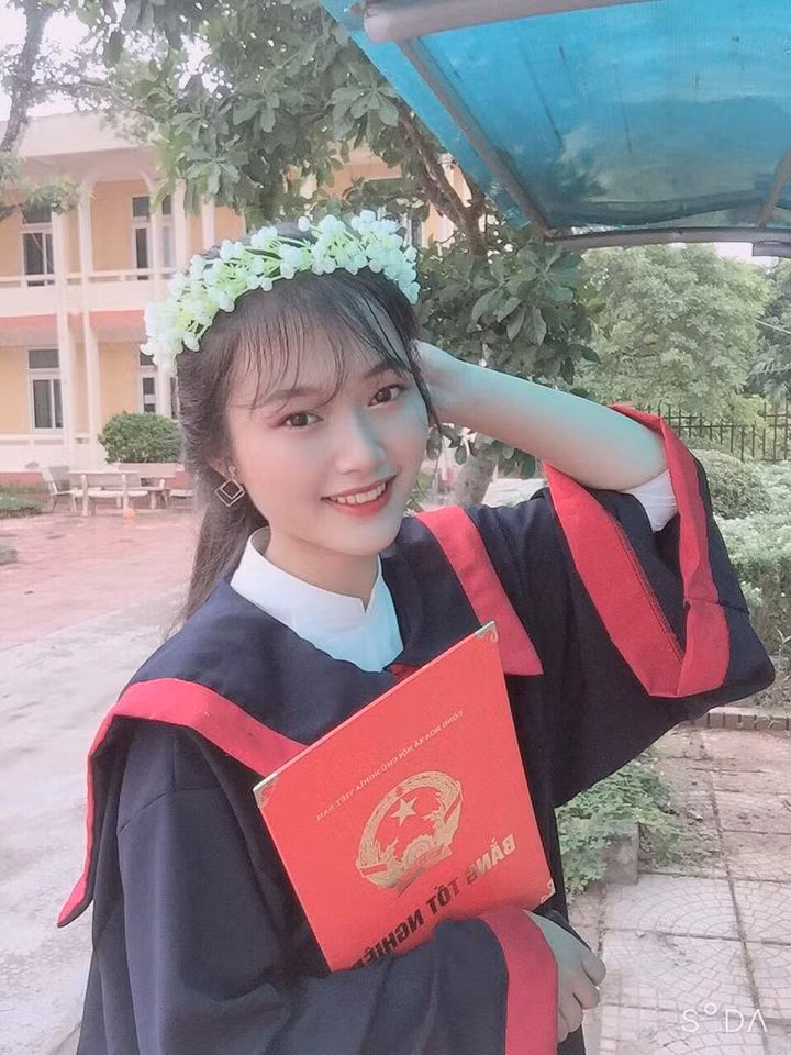 Thầy Thông cho hay: "Hường có tinh thần tự học cao. Em thể hiện năng khiếu đặc biệt với các môn khoa học xã hội. Kết quả học tập của Hường luôn duy trì mức điểm giỏi". 