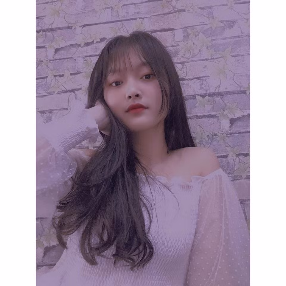 Điểm tổng kết trung bình năm lớp 12 của Hường đạt 8,2. Trong đó môn Lịch sử cao nhất là 9,0; Địa lý đạt 8,9. Nữ sinh nhiều năm liền là học sinh giỏi. 