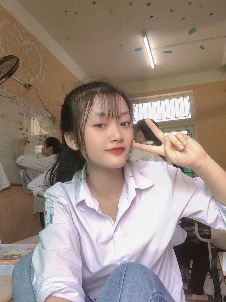 Thầy Nguyễn Minh Thông, giáo viên chủ nhiệm lớp 12A3, trường THPT Vĩnh Chân, cho biết Hường chăm chỉ, học đều các môn. Năm lớp 10 nữ sinh từng theo khối tự nhiên. Do nguyện vọng gia đình và sở thích bản thân, năm lớp 11, Hường chuyển khối.