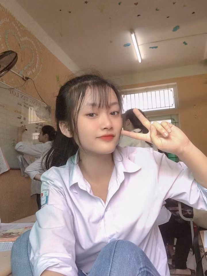 Thầy Nguyễn Minh Thông, giáo viên chủ nhiệm lớp 12A3, trường THPT Vĩnh Chân, cho biết Hường chăm chỉ, học đều các môn. Năm lớp 10 nữ sinh từng theo khối tự nhiên. Do nguyện vọng gia đình và sở thích bản thân, năm lớp 11, Hường chuyển khối.