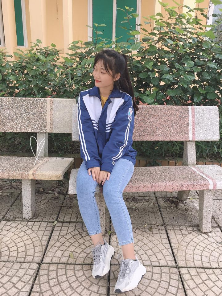 Chia sẻ về bí quyết học các môn xã hội, Hường cho biết em không có phương pháp đặc biệt, không đi học thêm, chỉ học trong sách giáo khoa và nguồn tài liệu online sẵn có.