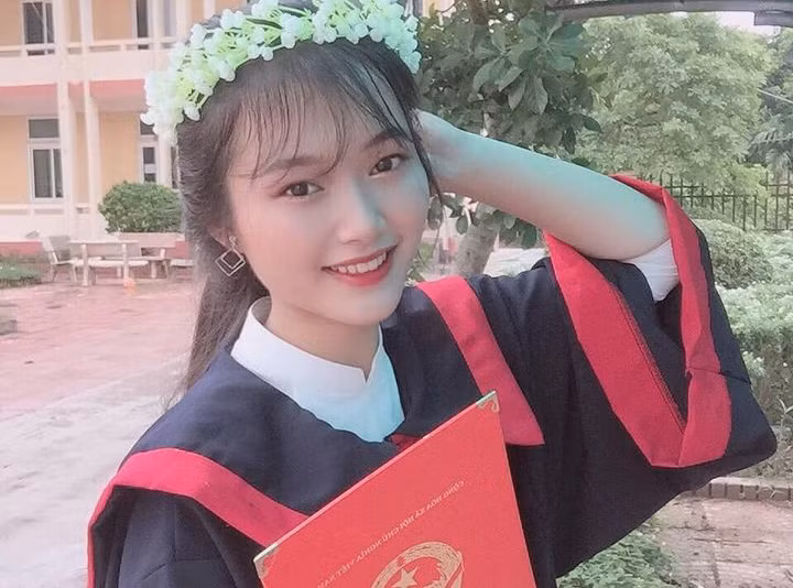 Từ 0h ngày 27/8, Bộ GD&amp;ĐT công bố điểm thi của 63 tỉnh, thành. Đáng chú ý, thí sinh Ngô Thu Hường, học sinh lớp 12A3, trường THPT Vĩnh Chân (huyện Hạ Hòa, tỉnh Phú Thọ), đạt 3 điểm 10 ở tổ hợp Khoa học Xã hội kỳ thi THPT Quốc gia 2020.