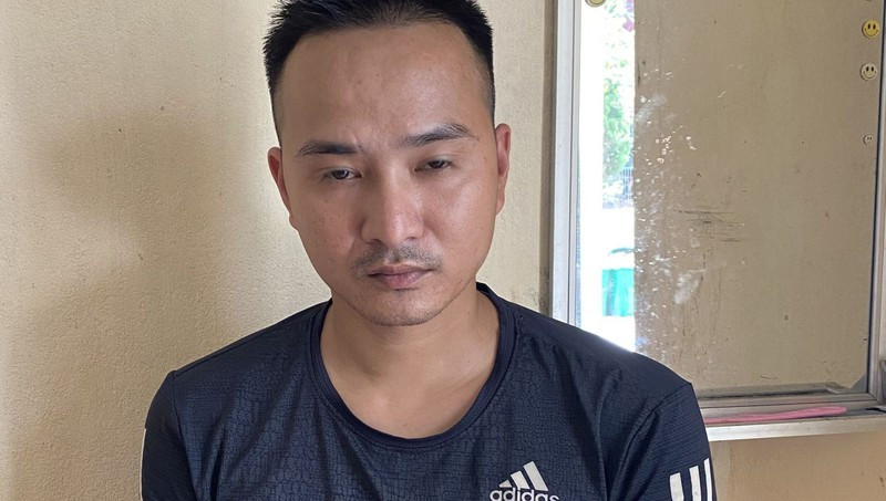  7. Nam thanh niên bị bắt cóc trên giường lúc nửa đêm: Ngày 28/8, Công an huyện Quảng Xương, tỉnh Thanh Hóa cho biết đã bắt giữ Nguyễn Văn Thiết (SN 1991, ở xã Quảng Văn, huyện Quảng Xương), một nghi phạm chính vụ bắt cóc. Nửa đêm 26/8, anh Hoàng Ngọc Tân (sinh năm - SN 1991, ở xã Quảng Hợp, huyện Quảng Xương) đang ngủ tại nhà riêng thì bị Thiết dùng dao khống chế yêu cầu lên ô tô và đưa ra khỏi nhà với múc đích tống tiền. &gt;&gt;&gt; Xem thêm video: Bắt cóc tống tiền rồi giết bé 11 tuổi. Nguồn: VTC 1.