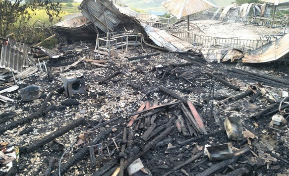  5. Cháy nhà nghỉ dưỡng ở Sa Pa, 1 người tử vong: Khoảng 0h ngày 29/8, tại thôn Bản Pho, xã Mường Hoa, thị xã Sa Pa đã xảy ra một vụ hỏa hoạn nghiêm trọng làm cháy rụi hoàn toàn 3 căn nhà sàn của người dân thôn Bản Pho và khiến 1 người mất tích. Theo thông tin từ lãnh đạo UBND xã Mường Hoa, ngọn lửa xuất phát từ một ngôi nhà sàn đang thi công tại thôn Bản Pho đã lan sang các nhà bên cạnh. 