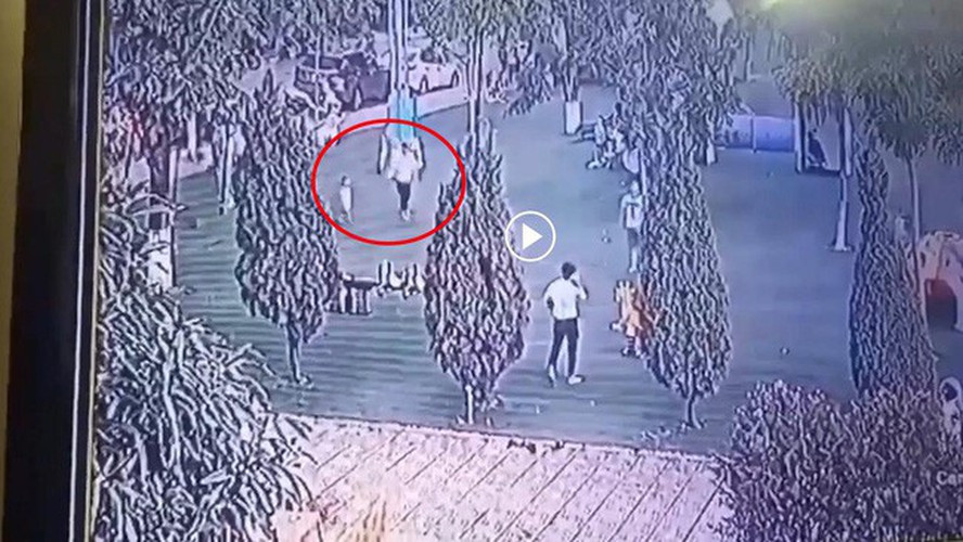 Thu ngồi tại xích đu, quan sát thấy Gia Bảo đang chơi một mình nên dụ dỗ bằng đồ ăn. Bé trai 2 tuổi sau đó bị cô ta đưa về phòng trọ.