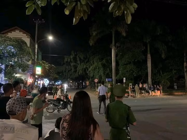 Khi đến phố Nguyễn Trung Trực, thuộc tổ 7 phường Túc Duyên thì một nam thanh niên điều khiển xe máy Honda SH tối màu không rõ BKS đi đến, sử dụng súng bắn 3-4 phát vào anh Tùng và chị Trang khiến hai người gục xuống tại chỗ. Đối tượng sau đó bỏ chạy. 