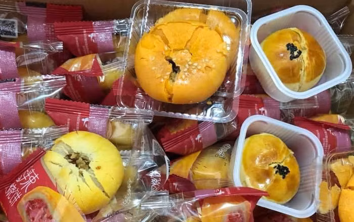  6. Vận chuyển 10 tấn bánh kẹo, trà sữa không rõ nguồn gốc: Ngày 26/8, Phòng Cảnh sát môi trường CATP Hà Nội cho biết, đơn vị vừa phối hợp với lực lượng Quản lý thị trường phát hiện hơn 10 tấn hàng hóa là bánh kẹo, trà sữa không rõ nguồn gốc xuất xứ... Bước đầu, tài xế khai nhận đã vận chuyển số hàng trên từ Lào Cai về Hà Nội tiêu thụ cho các cửa hàng trên địa bàn.