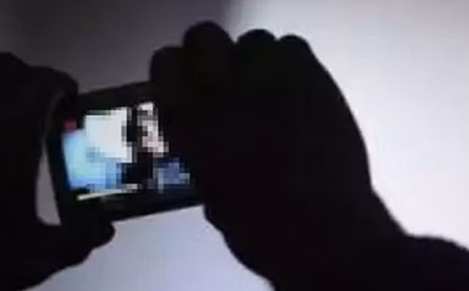  7. Quay lén đồng nghiệp thay quần áo vì mâu thuẫn làm việc: Ngày 26/8, Công an TP Đồng Xoài, tỉnh Bình Phước cho biết, đang tạm giữ Lê Tấn Thành (22 tuổi, ngụ TP Đồng Xoài) để điều tra về hành vi đặt camera quay lén nữ đồng nghiệp thay quần áo rồi tung lên mạng xã hội. Do có mâu thuẫn trong quá trình làm việc Thành đã lén đặt camera quay lại cảnh chị L. (23 tuổi, ngụ huyện Đồng Phú) thay quần áo trong nhà vệ sinh. >>> Xem thêm video: Thu giữ gần 200 thiết bị nghe lén, ghi hình không rõ nguồn gốc. Nguồn: VTC 1.