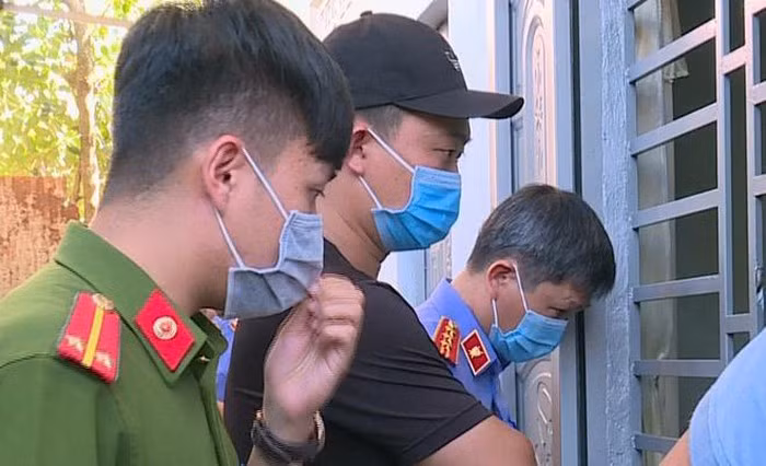  5. Hai vợ chồng chết trong phòng trọ: Ngày 26/8, một lãnh đạo phòng Cảnh sát hình sự Công an tỉnh Đắk Lắk cho biết cơ quan chức năng xác định vợ chồng bà Hoàng Thị Hằng (43 tuổi, ngụ TP Buôn Ma Thuột) chết trong phòng trọ do treo cổ tự tử. Thời điểm phát hiện vợ chồng bà Hằng đã tử vong, cửa phòng trọ khóa trái.