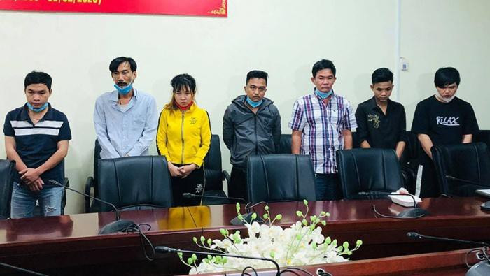  1. Triệt xóa đường dây làm giả thẻ nhà báo, sổ đỏ: Ngày 26/8, nguồn tin từ Cục Cảnh sát hình sự, Bộ Công an cho biết: Cục Cảnh sát hình sự vừa phối hợp cùng Phân viện Khoa học Hình sự phía Nam, Công an TP Hồ Chí Minh và Công an tỉnh Đồng Nai triệt phá đường dây làm giấy tờ giả quy mô lớn gồm nhiều loại giấy tờ giả như: giấy tờ nhà đất, bằng lái xe, biển kiểm soát xe, bằng cấp các loại, thẻ nhà báo…