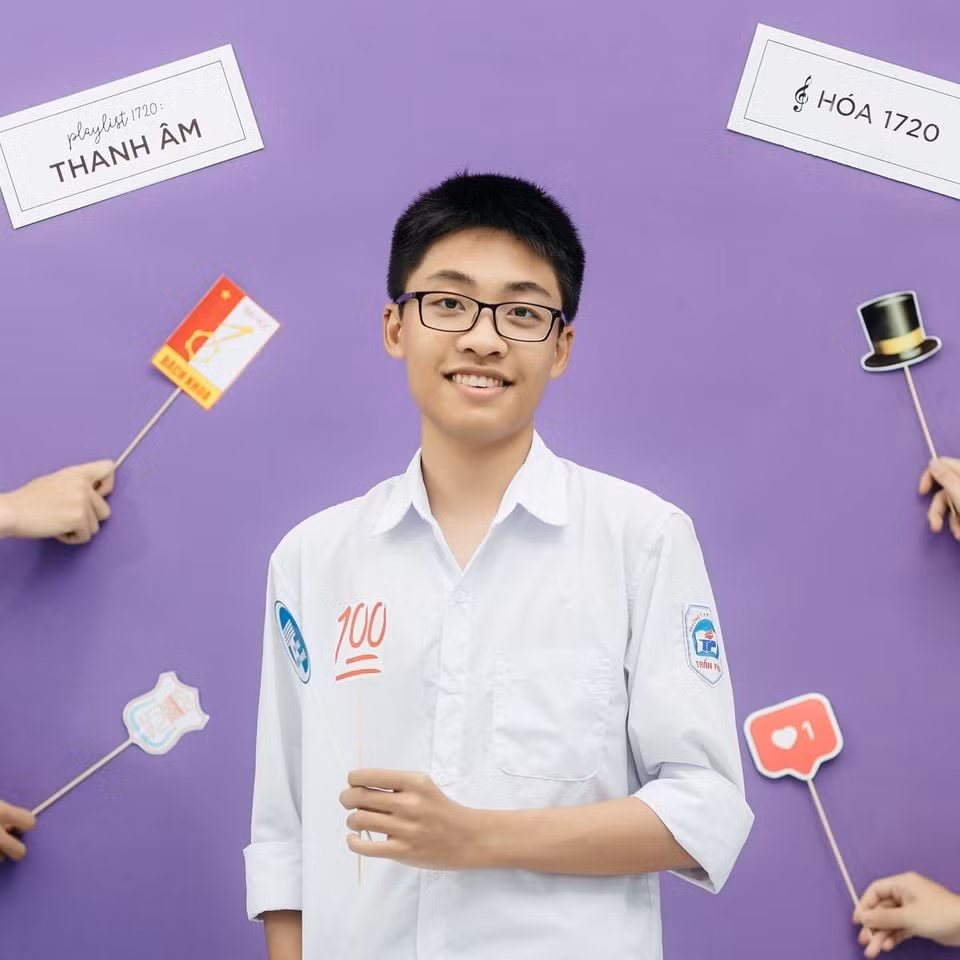 Thủ khoa khối A toàn quốc năm nay là Nguyễn Trung Hải (THPT chuyên Trần Phú, Hải Phòng), cậu bạn đạt 29,75 điểm với môn Toán và Hoá cùng 10 điểm còn Vật lý là 9,75.