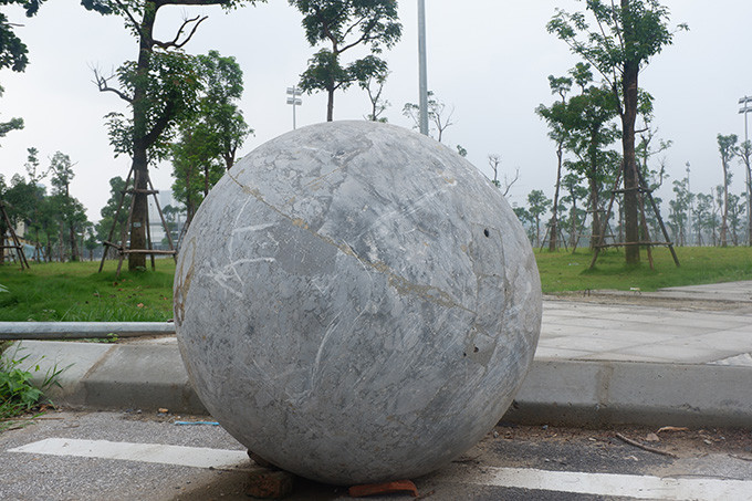 Nhiều người cho rằng việc di chuyển những quả bóng xích này mang lại sự may mắn cho đội tuyển Việt Nam. Tuy nhiên, theo lý giải của các chuyên gia thì bóng đá Việt Nam đang có sự thăng tiến thực sự không phải đến từ việc di chuyển những quả cầu đá tại sân Mỹ Đình mà đó chính là việc bóng đá Việt Nam kết duyên được với HLV người Hàn Quốc Park Hang-seo và việc đào tạo cấp độ trẻ được thực hiện tốt.