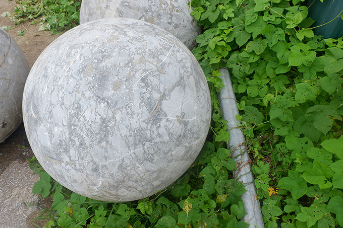 Những trái bóng bị vứt bỏ rất hoang phí.