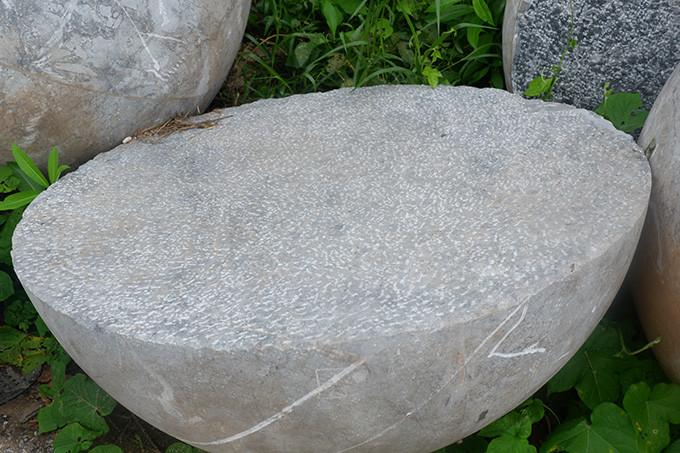 Một quả bóng bị vỡ làm đôi.