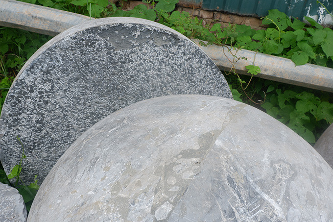 Cũng theo quan sát của PV, tại nơi đây chỉ còn có 10 quả nhỏ, do thời gian, thời tiết nên 1 quả đã bị tách làm 2 mảnh.