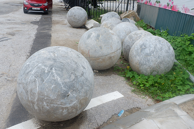 Sau 2 năm bị di dời ra phía sau sân Mỹ Đình, các quả bóng vẫn yên vị tại đây.