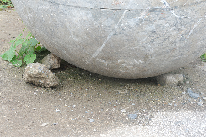 Những quả bón này được chèn đá ở dưới để cho không bị lăn ra ngoài.