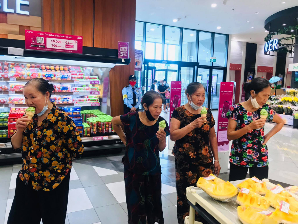 Xuc dong hinh anh cac ba gia que lan dau di sieu thi