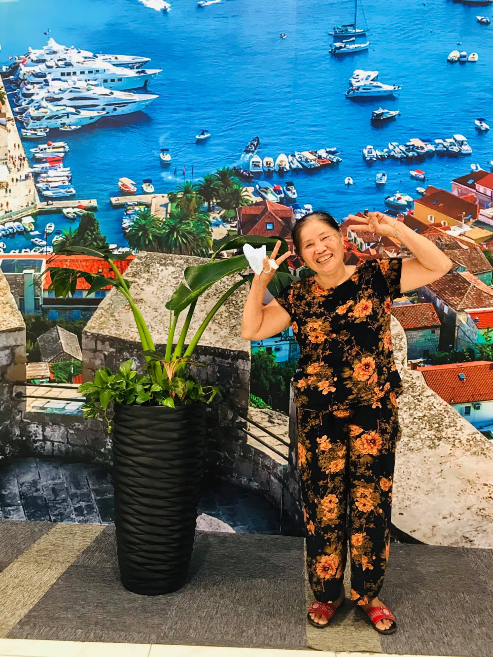 Xuc dong hinh anh cac ba gia que lan dau di sieu thi-Hinh-3