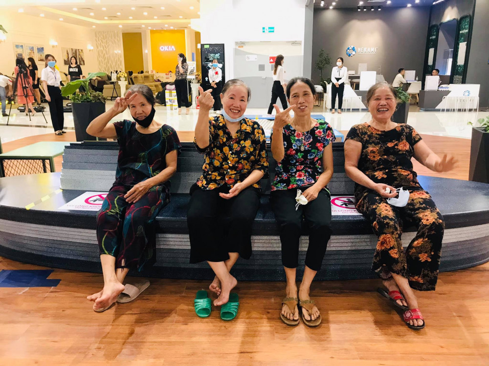 Xuc dong hinh anh cac ba gia que lan dau di sieu thi-Hinh-2