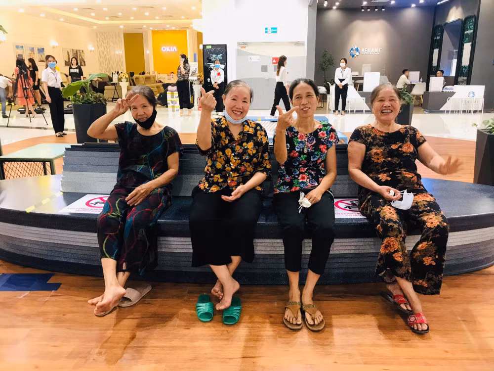 Xuc dong hinh anh cac ba gia que lan dau di sieu thi-Hinh-2