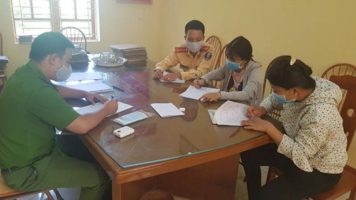 Xu phat nu sinh lop 10 di xe may buong tay, khoe tren facebook