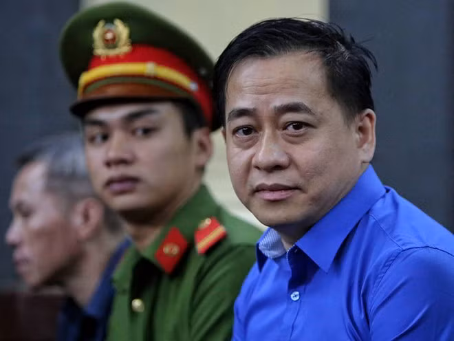  Vũ "nhôm" khai có 2 quốc tịch: Liên quan đến vụ án Phan Văn Anh Vũ (42 tuổi, tức Vũ “nhôm”, Chủ tịch HĐQT Công ty CP Xây dựng Bắc Nam 79) bị truy tố tội lạm dụng chức vụ, quyền hạn chiếm đoạt tài sản theo Điều 355 bộ luật Hình sự (BLHS) 2015, tại phiên tòa ngày 27/11/2018, bị cáo Vũ khai mình có hai quốc tịch là Việt Nam và Antigua and Barbuda. 