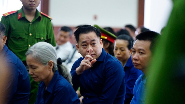 Trong phần thẩm tra lý lịch, bị cáo Phan Văn Anh Vũ trả lời rành mạch HĐXX, cho biết ngoài tên trên, Vũ còn có 2 tên khác là Phan Văn Sáu và Trần Đại Vũ. Vũ cũng khai mình có 2 quốc tịch, một quốc tịch Việt Nam và một quốc tịch nước ngoài. Vũ “nhôm” khai mình nhập quốc tịch và chính thức trở thành công dân Antigua và Barbuda từ năm 2017.