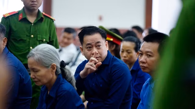 Trong phần thẩm tra lý lịch, bị cáo Phan Văn Anh Vũ trả lời rành mạch HĐXX, cho biết ngoài tên trên, Vũ còn có 2 tên khác là Phan Văn Sáu và Trần Đại Vũ. Vũ cũng khai mình có 2 quốc tịch, một quốc tịch Việt Nam và một quốc tịch nước ngoài. Vũ “nhôm” khai mình nhập quốc tịch và chính thức trở thành công dân Antigua và Barbuda từ năm 2017.