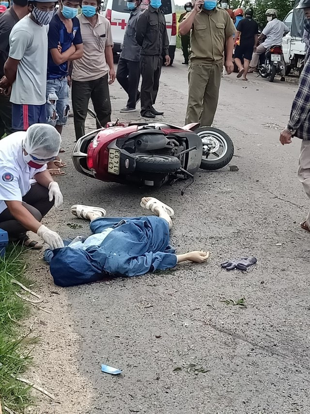  4. Đống rác đang cháy phát nổ, người phụ nữ đi đường tử vong: Khoảng 8h30 ngày 27/8, một người dân nào đó đốt đống rác ở bên đường ĐT608 (thuộc xã Điện Minh, thị xã Điện Bàn, tỉnh Quảng Nam). Thời điểm trên, chị Nguyễn Lê Mi S. (SN 1983, trú ở đường Ông Ích Khiêm, TP Đà Nẵng) chạy xe máy mang BKS 43C1-814.03 lưu thông ngang qua thì bất ngờ đổ gục sau tiếng nổ lớn. Chị S. sau đó được xác định đã tử vong.