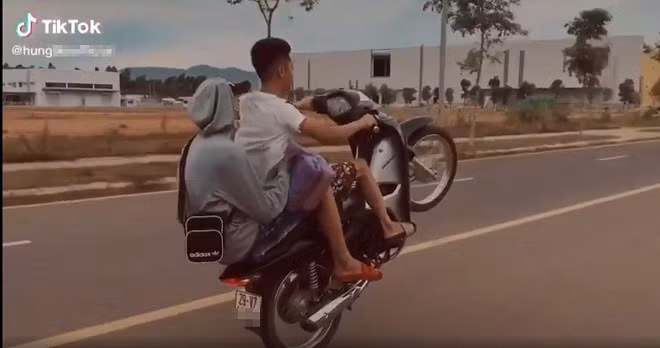  7. Phạt tiền vì chạy xe máy "bốc đầu” rồi khoe trên Tiktok: Ngày 27/8, Công an huyện Thạch Thất, Hà Nội cho biết đã xử phạt hành chính đối với nam thanh niên điều khiển xe máy “bốc đầu”, không đội mũ bảo hiểm rồi quay clip đăng lên mạng xã hội. Cơ quan chức năng đã xử phạt N.Q.H (trú tại xã Chàng Sơn, huyện Thạch Thất) là 4,325 triệu đồng với nhiều lỗi vi phạm.