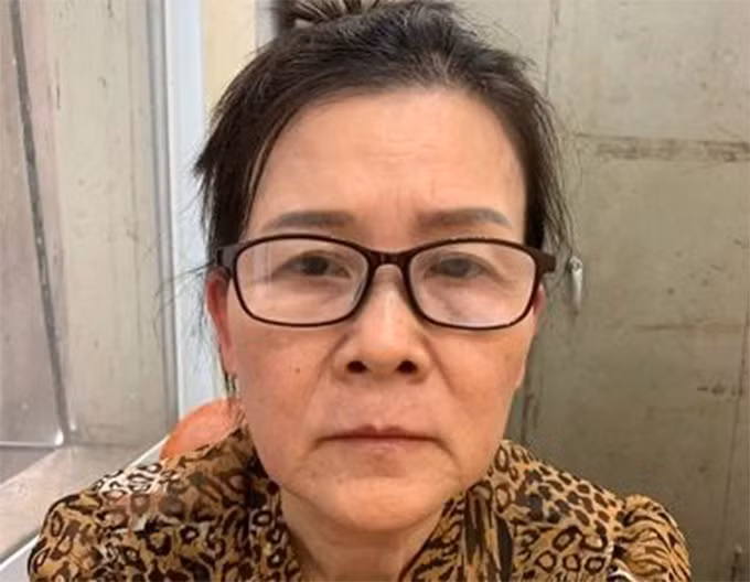  6. Bắt cựu giáo viên làm giả con dấu, tài liệu: Ngày 27/8, Cơ quan An ninh điều tra Bộ Công an đã ra Quyết định khởi tố bị can, Lệnh bắt bị can để tạm giam, Lệnh khám xét nơi ở đối với Vũ Thị Thái Hòa (sinh năm 1956, giáo viên đã nghỉ hưu, trú tại phường Đại Kim, quận Hoàng Mai, Thành phố Hà Nội) về tội "Làm giả con dấu, tài liệu của cơ quan, tổ chức", quy định tại Điều 341 Bộ luật Hình sự. 