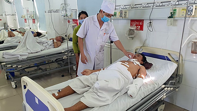  3. Đang đứng mua bánh mì thì bị cắt vào vùng cổ: Ngày 27/8, tin từ Bệnh viện Đa khoa Ninh Thuận, cho biết bệnh nhân Trần Hải Quang (32 tuổi, ngụ xã Nhơn Hải, huyện Ninh Hải) đã qua cơn nguy kịch, sức khỏe đang dần ổn định. Vợ anh Quang cho biết sáng 26/8, chồng chị đang đứng ở xe bánh mì ven đường để mua thì bị một người đàn ông ôm chặt từ phía sau và dùng dao tấn công. 