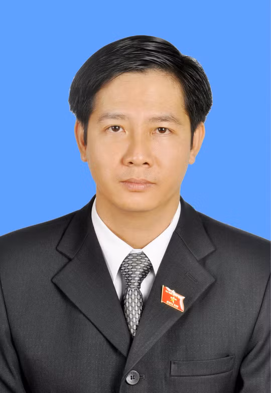 Ông Nguyễn Thành Tâm (sinh năm 1974, quê quán ở thị xã Trảng Bàng, Tây Ninh). Từ năm 1996 đến tháng 3/2008 ông Tâm trải qua nhiều chức vụ. Đến năm 2008 ông Tâm giữ chức Phó Giám đốc Sở Thông tin và Truyền thông tỉnh Tây Ninh, là đại biểu Quốc hội khoá XII.
