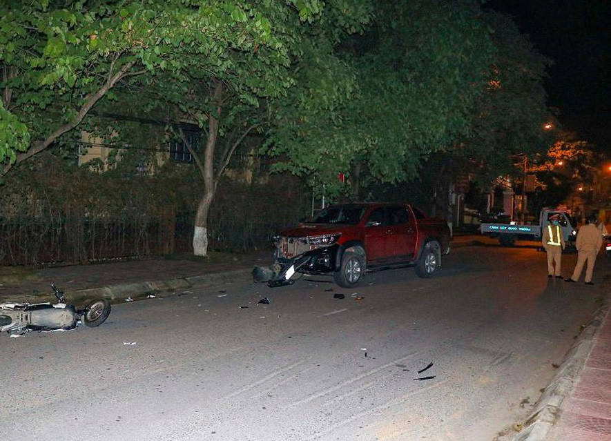  Say rượu, lái xe bán tải gây tai nạn liên hoàn: Khoảng 22h20 ngày 29/4, tại đường Hoàng Công Chất thuộc phường Mường Thanh, TP Điện Biên Phủ, xe ô tô bán tải nhãn hiệu Toyota Hilux do Nguyễn Tất Đạt ( trú tại phường Tân Thanh) điều khiển lưu thông theo hướng từ sân vận động thành phố - đường Võ Nguyên Giáp đã đâm vào xe ô tô mang biển kiểm soát 27A-04683 của anh Lã Văn Vinh đang đỗ trước cửa nhà.