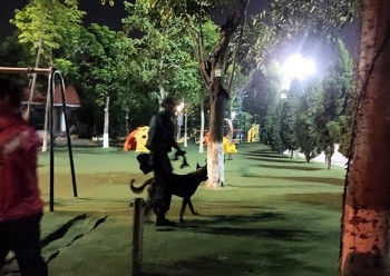 Anh Hưng ngồi uống nước cạnh khu vui chơi, đến khoảng 17h30, không thấy cháu Gia Bảo đầu, anh Hưng thông báo bảo vệ Công viên, cùng người nhà và mọi người tìm kiếm nhưng không thấy.