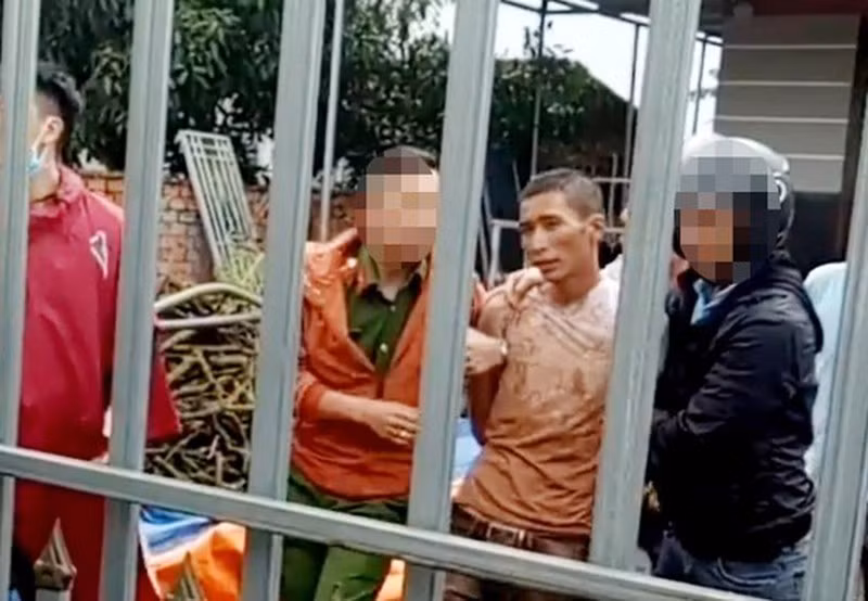  7. Bắt nóng nghi phạm giết người phụ nữ bại liệt: Khoảng 6h ngày 23/8, người dân ở thôn 1, xã Gia Hiệp, huyện Di Linh (Lâm Đồng) phát hiện bà Nguyễn Thị Kim Th. (58 tuổi, bị liệt nửa người) tử vong. Đến khoảng 9 giờ sáng cùng ngày, lực lượng chức năng bắt giữ nghi phạm Nguyễn Quang Thoại (trú cùng địa bàn) khi đối tượng đang lẩn trốn tại vườn cà phê cách hiện trường không xa. 