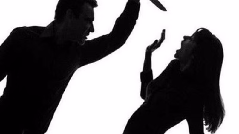  4. Mâu thuẫn tình cảm, “phi công trẻ” ra tay sát hại người tình: Ngày 23/8, Công an tỉnh Thái Nguyên đang tạm giữ hình sự Hoàng Mạnh Thọ (SN 1990, trú tại thị xã Phổ Yên, tỉnh Thái Nguyên) để điều tra về hành vi "Giết người". Ngày 19/8, Thọ đã mang theo dao tới phòng trọ tìm bạn gái là chị N.T.H (SN 1982, tạm trú phường Bãi Bông, thị xã Phổ Yên) để chém nạn nhân tử vong. 