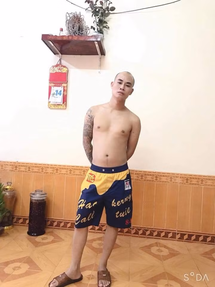 Với sự truy bắt quyết liệt, hơn 23h cùng ngày, lực lượng chức năng đã bắt giữ Nông Văn Tú tại thị trấn Nhã Nam, huyện Tân Yên (Bắc Giang), thu giữ tại hiện trường một khẩu súng dạng côn quay tự chế bắn đạn thể thao và một chiếc điện thoại. >>> Xem thêm video: Lời khai của nghi phạm nổ súng bắn 2 người thương vong ở Thái Nguyên. Nguồn: VTC 14.