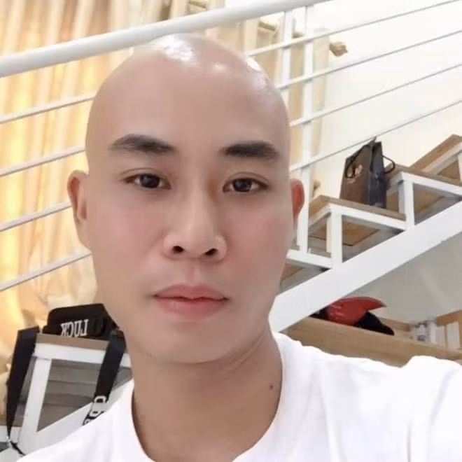 Cách đây 2 tháng, Tú gặp chị Trang ở chợ, do bức xúc nên Tú đánh "con nợ" gãy tay.