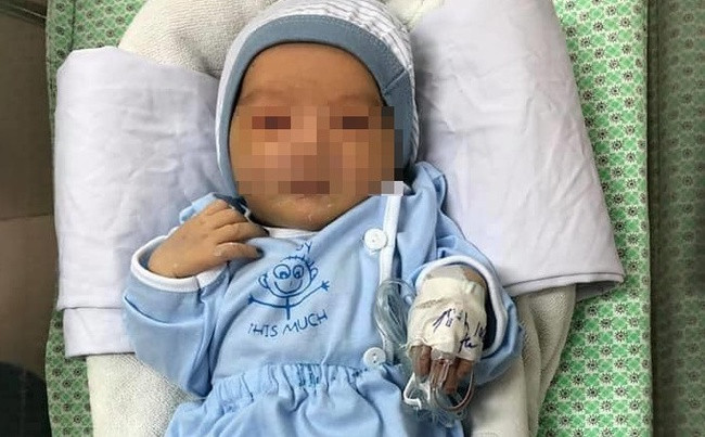  Bé sơ sinh bị bỏ rơi dưới hố gas: Bé Nguyễn Văn An bị mẹ đẻ bỏ rơi từ tối 6/6 tại hố ga bỏ hoang thuộc xã Thanh Mỹ, thị xã Sơn Tây. Những ngày đó, nhiệt độ Hà Nội liên tục nắng nóng 40 độ C. Đến chiều 8/6, bé được người dân địa phương tìm thấy trong tình trạng nguy kịch, dòi, kiến bu khắp người, dây rốn đã bị ăn cụt.