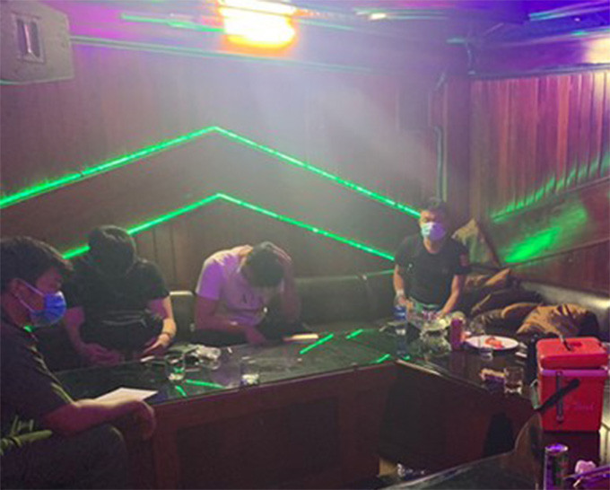 Nhóm sáu nam, năm nữ này tuổi từ 17 đến 29, quê ở nhiều địa phương như Đà Nẵng, Khánh Hòa, Đồng Tháp, Quảng Nam… Công an thu giữ ba bình khí N2O (khí cười) cùng nhiều bong bóng, loa công suất lớn. Nhóm này khai mua bóng cười qua mạng, có người giao tận nơi và không rõ nguồn gốc.