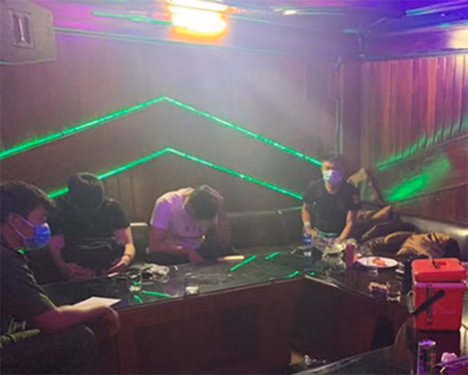 Nhóm sáu nam, năm nữ này tuổi từ 17 đến 29, quê ở nhiều địa phương như Đà Nẵng, Khánh Hòa, Đồng Tháp, Quảng Nam… Công an thu giữ ba bình khí N2O (khí cười) cùng nhiều bong bóng, loa công suất lớn. Nhóm này khai mua bóng cười qua mạng, có người giao tận nơi và không rõ nguồn gốc.