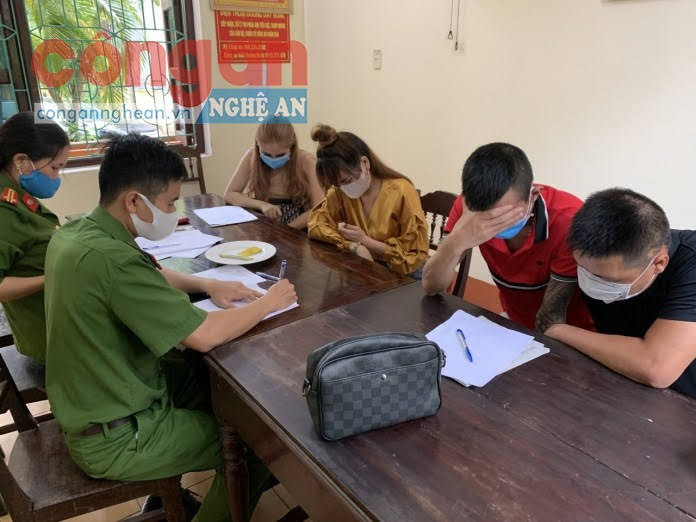 Qua kiểm tra, lực lượng công an đã phát hiện và bắt quả tang 4 đối tượng gồm Nguyễn Hoàng Nam (SN 1994), Trần Hoàng Chung (SN 1988), Lưu Quang Kiệt (SN 1998, cùng trú tại thị trấn Hoàn Lão, huyện Bố Trạch, tỉnh Quảng Bình) và Trần Thúy Ngân (SN1993, trú tại phường Đồng Hải, TP. Đồng Hới) đang có hành vi sử dụng trái phép tại phòng 802 để bay, lắc tại phòng.