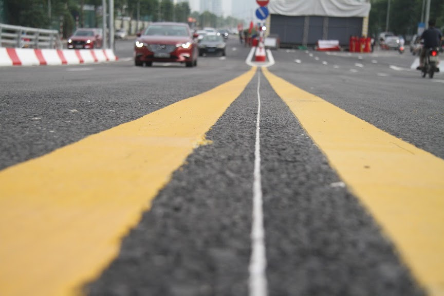 Ngay sau buổi lễ thông xe, các phương tiện đã ở cả hai chiều đã di chuyển lên cầu, mặc dù là giờ cao điểm, nhưng ở phía dưới các phương tiện không còn chịu cảnh ùn ứ, tắc đường như trước.