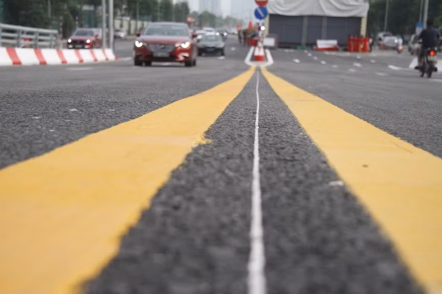 Ngay sau buổi lễ thông xe, các phương tiện đã ở cả hai chiều đã di chuyển lên cầu, mặc dù là giờ cao điểm, nhưng ở phía dưới các phương tiện không còn chịu cảnh ùn ứ, tắc đường như trước.